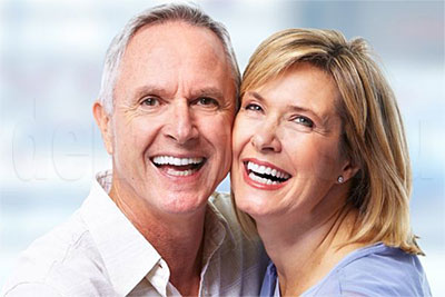 Мужчина и женщина улыбаются