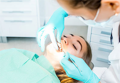 Девушка на профосмотре у стоматолога